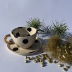 Mala skodelica z zlatim ročajem in podstavkom (12k) – Velike pike (0.2 L)