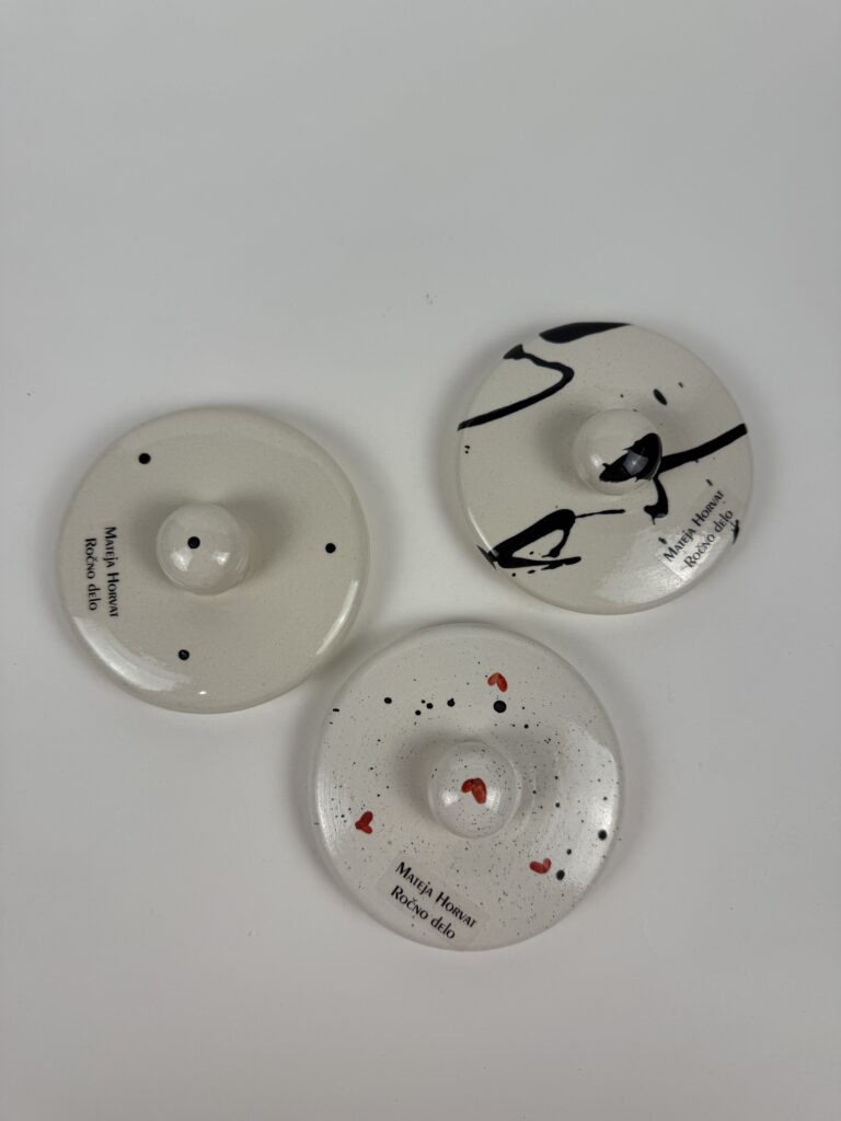 Bel keramični pokrov za doze M